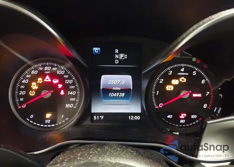 2015 Mercedes-Benz C 300 4Matic z USA, uszkodzony, nr VIN 55SWF4KB3FU016152